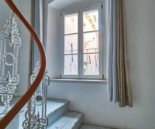 アパート The Saint Blaise Swanky Collection